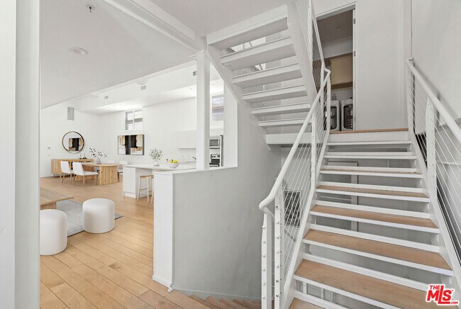 Building Photo - 2100 Abbot Kinney Blvd