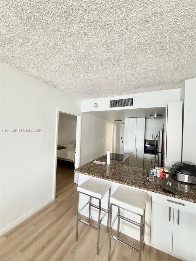 Building Photo - 999 Brickell Bay Dr