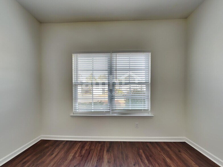 Building Photo - 131 Waverly Way