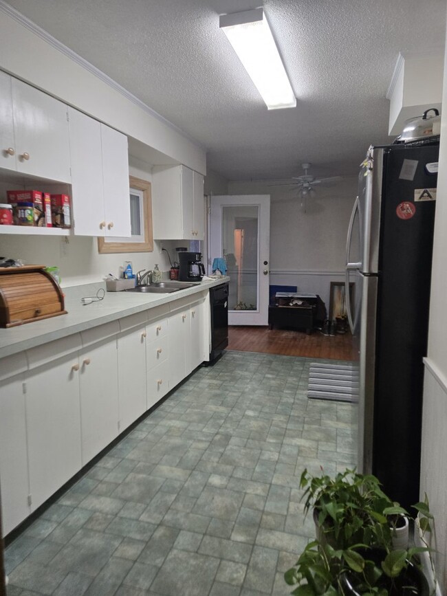 Building Photo - 121 Shore Dr