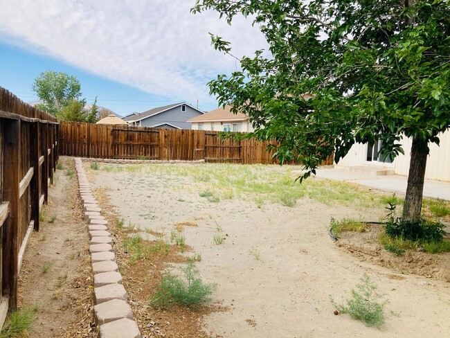 Building Photo - Charming 3 Bedroom