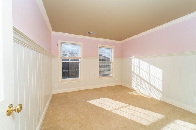 Building Photo - Updated Faircrest 4 BD 3.5 BA Townhome