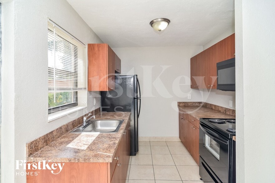 Building Photo - 4260 SW 18th St