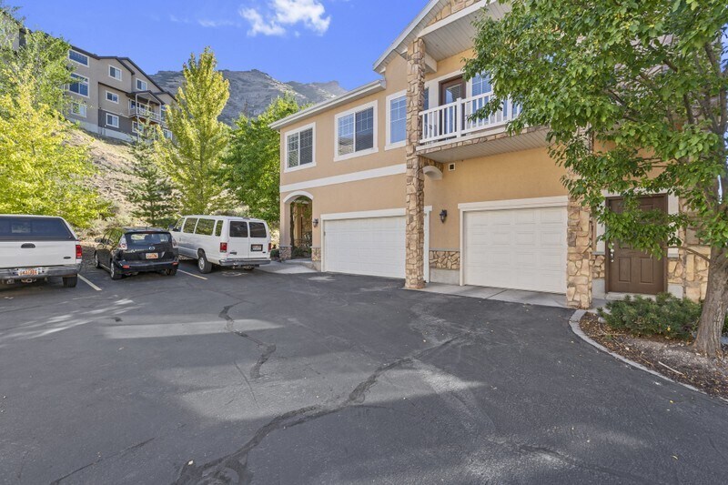 Building Photo - 1061 Canyon Meadow Dr