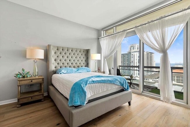 Building Photo - 400 4th Ave S