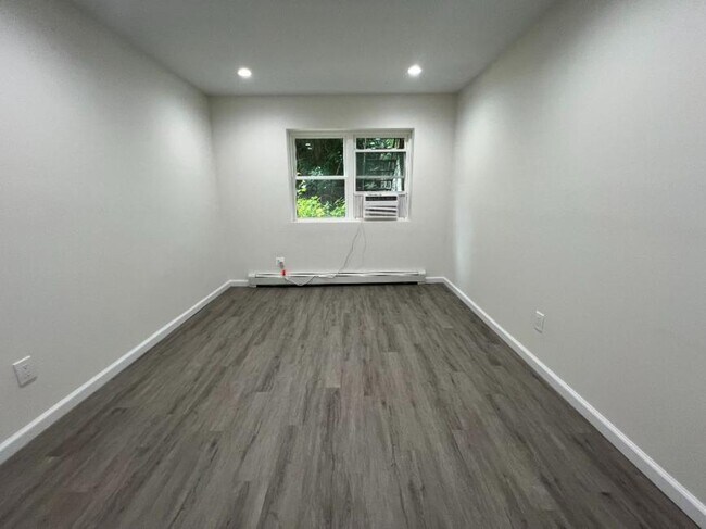 Building Photo - 1 bedroom in WOODSIDE NY 11377