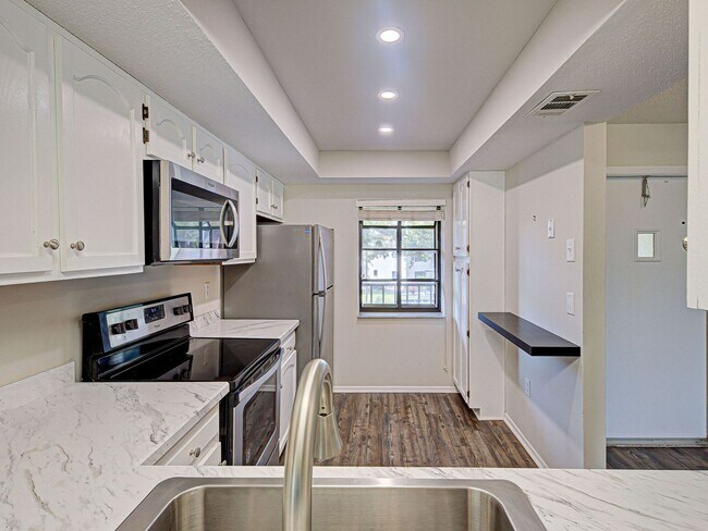 Building Photo - 2BD/2BA Mission Lakes Condo