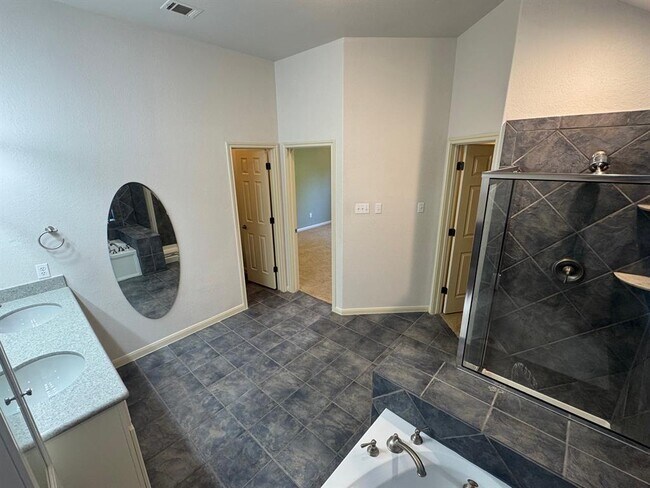 Building Photo - 9820 Savannah Ridge Dr