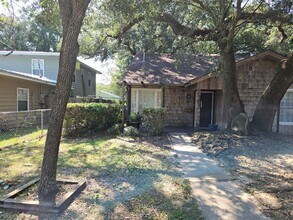 Building Photo - 4 bedroom Home 3 blocks from Gulf of America