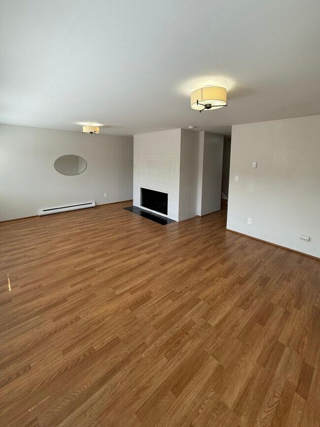 Building Photo - 3-Bedroom North Green Lake Townhouse-Style...
