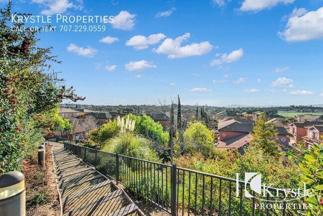 Building Photo - Gorgeous condo in beautiful Tiara gated co...