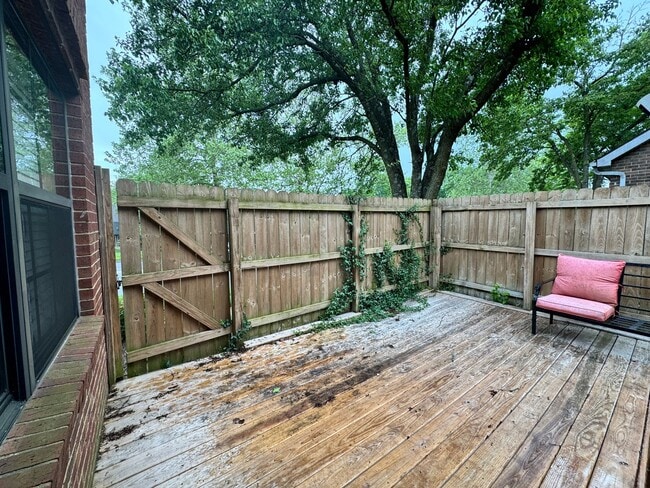 Building Photo - Beautiful Two Bedroom Townhouse!