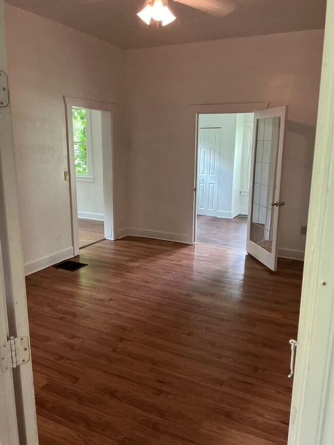 Building Photo - 5 bedroom / 2 bathroom House in Peoria