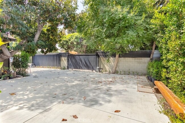 Building Photo - 5825 Fulton Ave