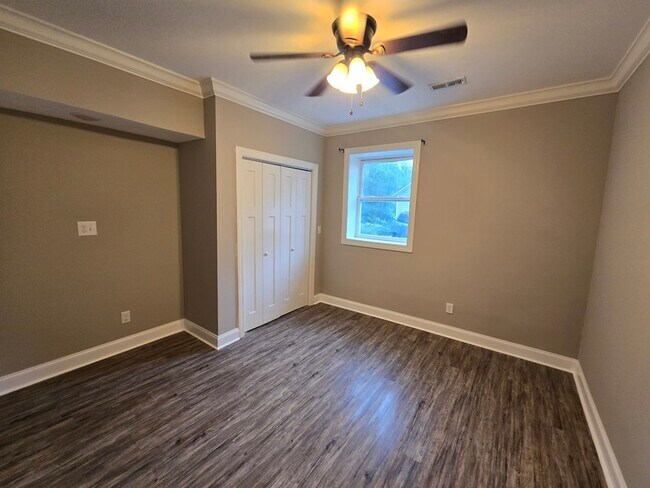 Building Photo - 545 Lakeview Dr