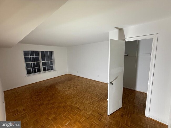 Building Photo - 1002 Valley Glen Rd