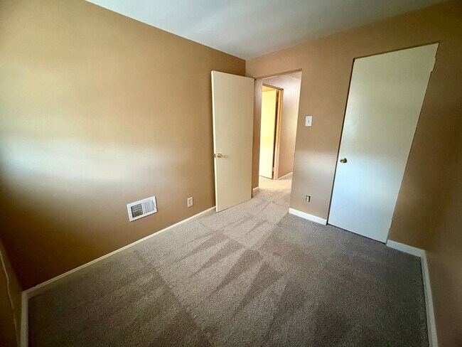 Building Photo - 3 Bedroom Apartment Available in Harrisburg!