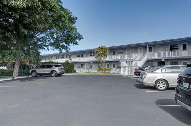 Building Photo - 751 Pine Dr
