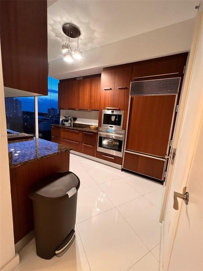Building Photo - 15811 Collins Ave