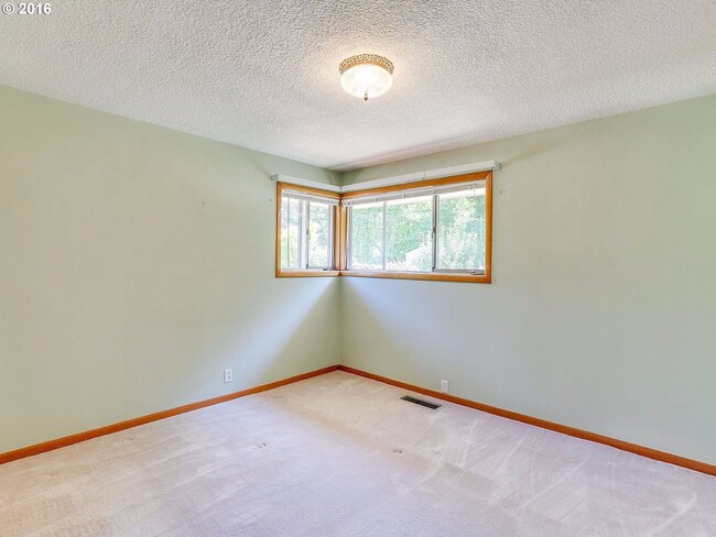 Building Photo - Great 3br/1.5ba home in Northeast Portland