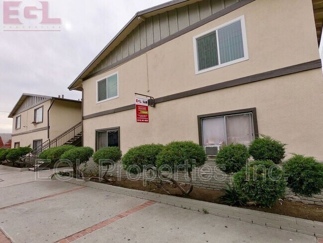 Primary Photo - 3933 La Rica Ave