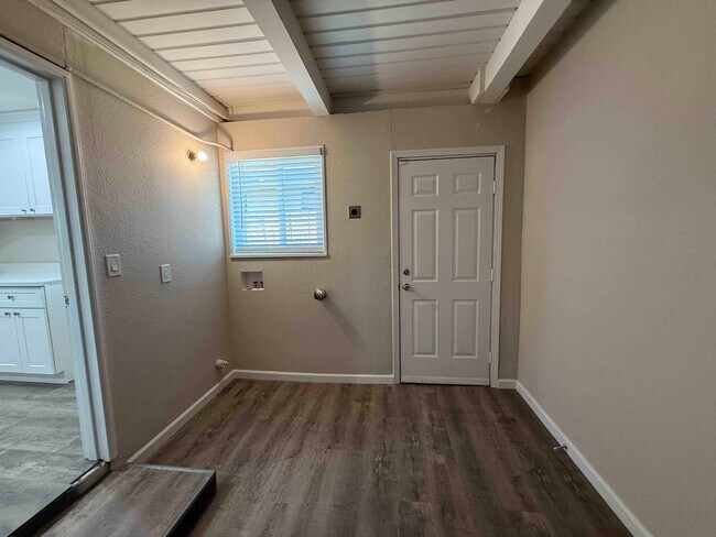 Building Photo - 3 Bed Home