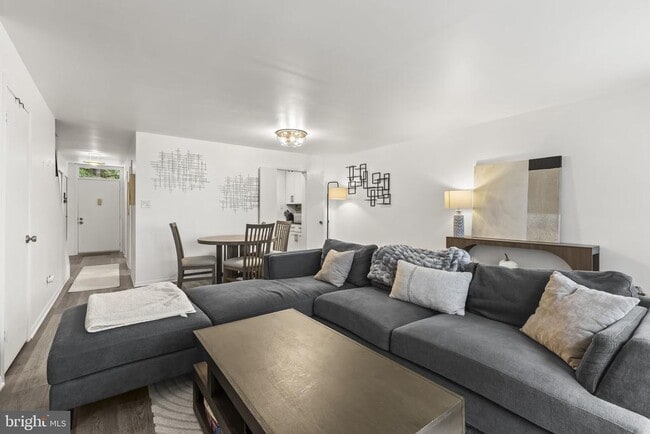 Building Photo - 2216 S Quincy St