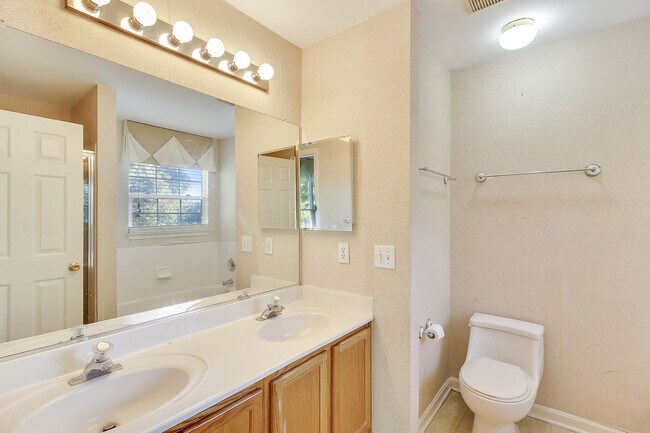Building Photo - FENCED IN YARD!!!  Beautiful 4/3 UPDATED SF Home in Gaithersburg