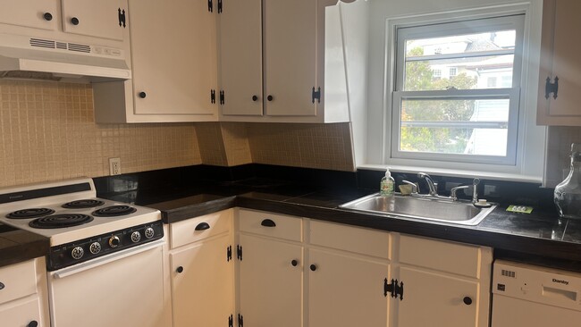 Kitchen with electric stove - 312 Humphrey St