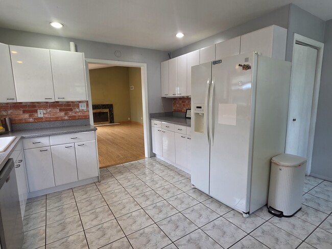 Building Photo - 8418 W Crain St