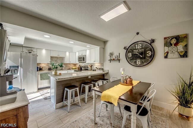 Building Photo - 5213 Cedarbend Dr