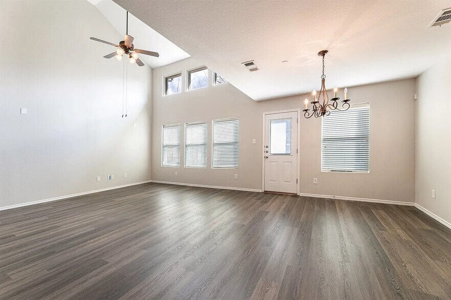 Building Photo - 9829 Fleetwood Dr