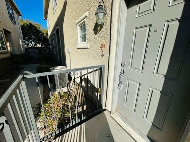 Building Photo - WONDERFUL 2 BED CONDO W/ ATTACHED GARAGE IN GATED COMMUNITY!