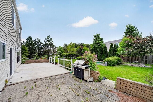 Building Photo - Quiet, comfort living in Westfield