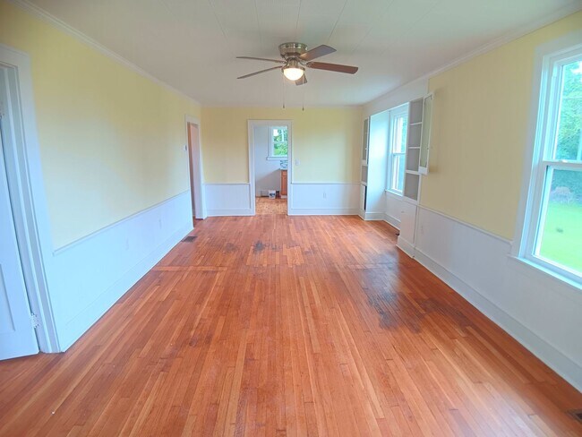 Building Photo - Radford, 3BR / 1BA, Available 8/14
