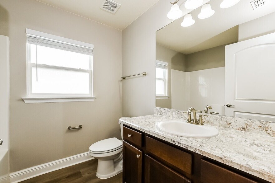 Building Photo - 507 W Leah Ct