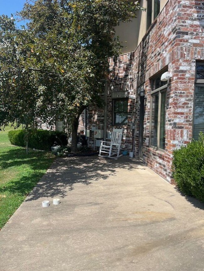 Building Photo - 2624 S Everest Ave