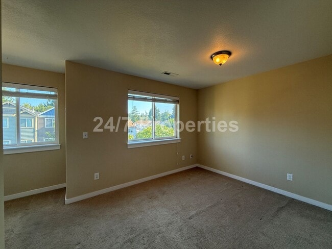 Building Photo - Cozy and Spacious Townhome w/ Deck & Balco...