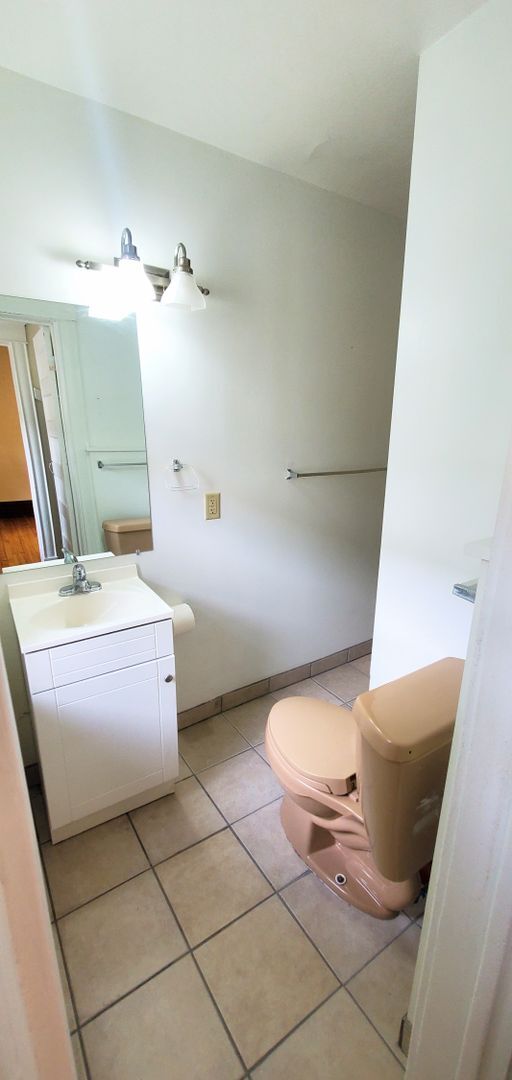 Building Photo - Great 2 Bedroom Unit in Northeast! -- Heat...