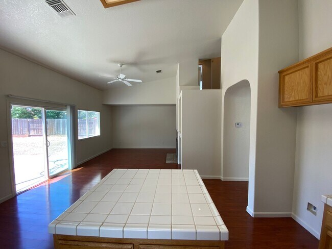 Building Photo - Spacious & Nice!