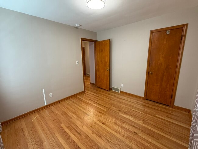 Building Photo - 6001 W 56th St