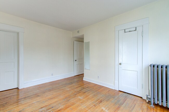 Building Photo - 302 W Fifteenth St