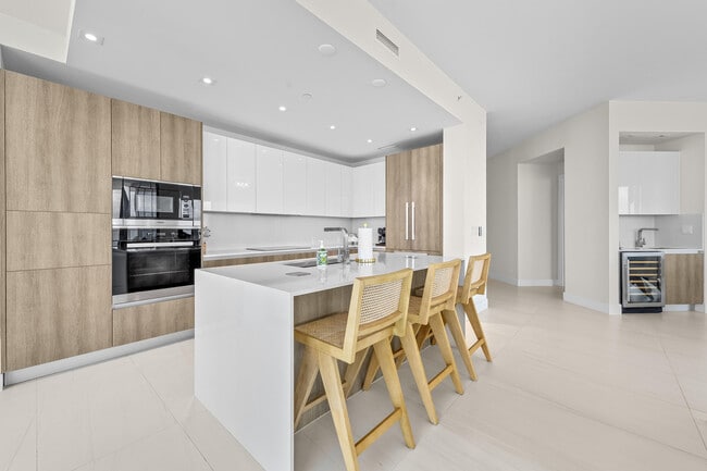 Building Photo - 3100 N Ocean Dr