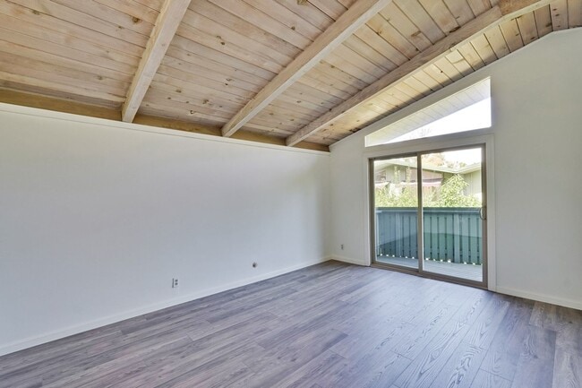 Building Photo - 2 Bedroom 1 Bath Two Story Townhome