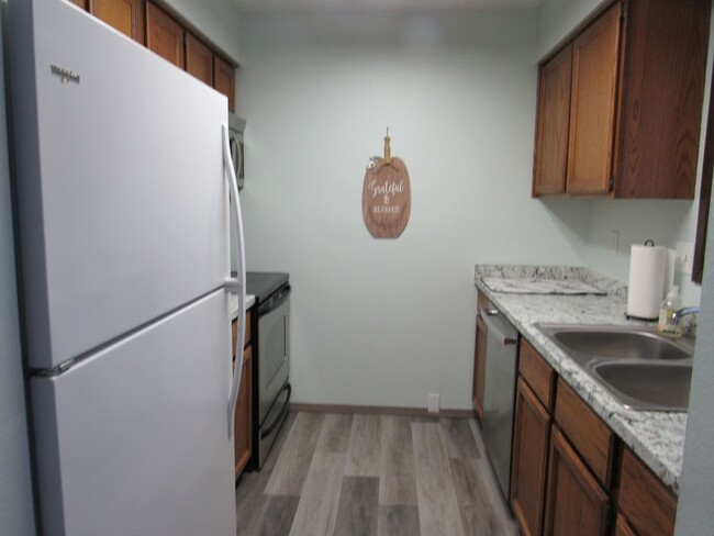 Building Photo - Light and bright! 2 Bedroom, Westside Condo.