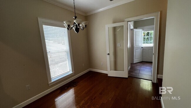 Building Photo - 295 Belrose Ave