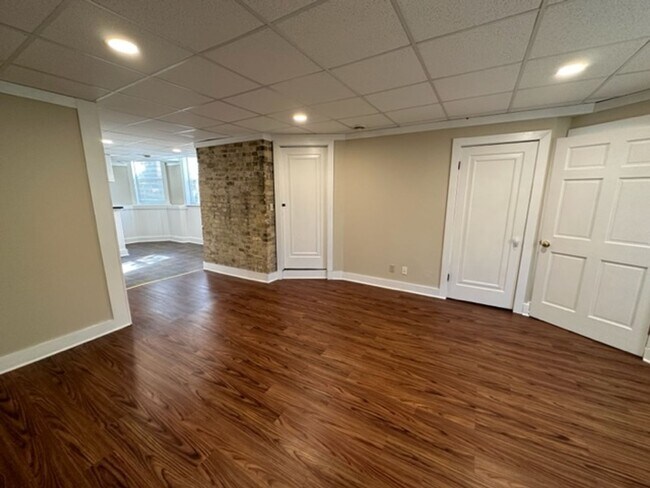 Building Photo - $1795 – 3 BA, 1 BA Lower Flat with Central Air - Close to UWM - 2500 N Bartlett