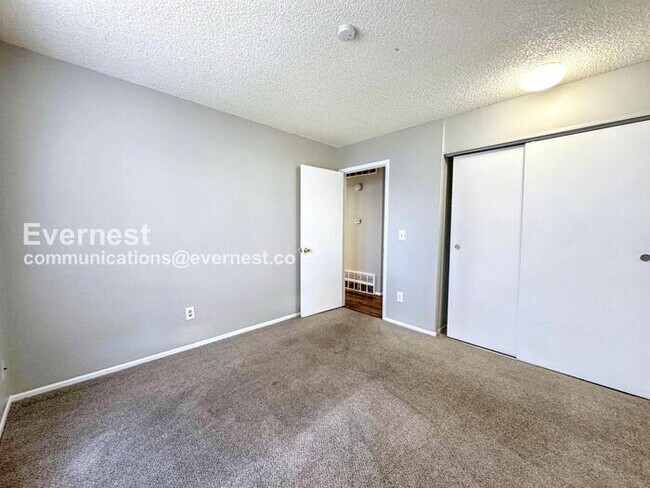 Building Photo - PROMO: Half Off the First Month's Rent! / 3 Bed, 1 Bath Townhome with Garage & Fenced Yard