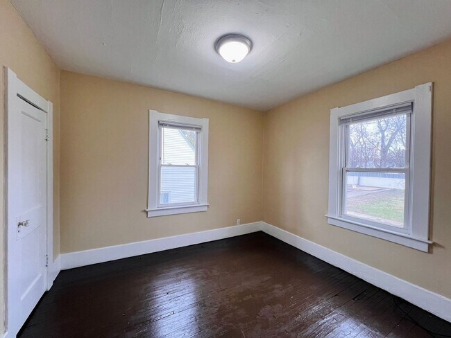 Building Photo - 3 Bedroom House