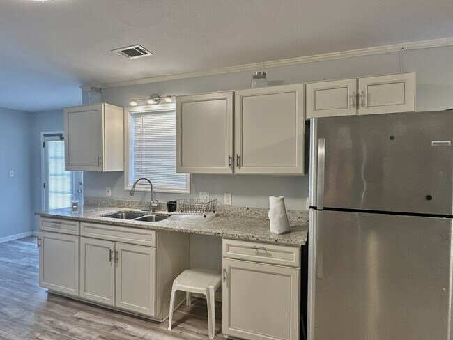 Building Photo - 1111 Timberline Dr
